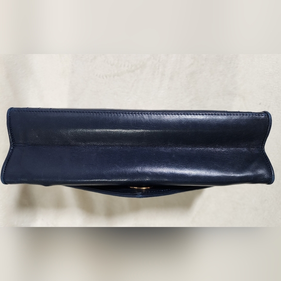 Chanel envelope single flap. 24k gold plated hardware. Minor tarnishing. - Picture 6 of 16